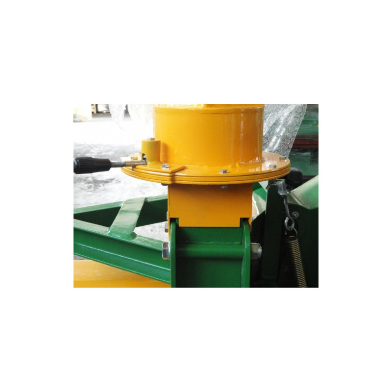Broyeur de branche prise de force GEO ECO 17H avec ameneur hydraulique Broyeur de branche prise de force GEO ECO 17H avec ameneur hydraulique